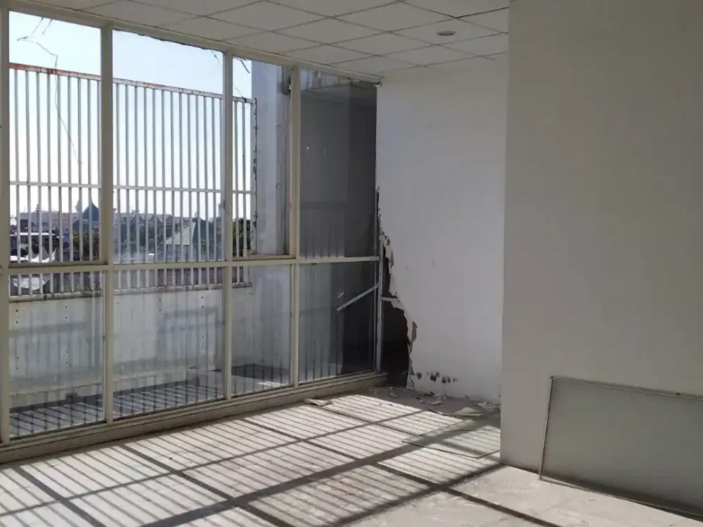 Disewakan bangunan 3 lantai lokasi strategis jl.perak barat surabaya