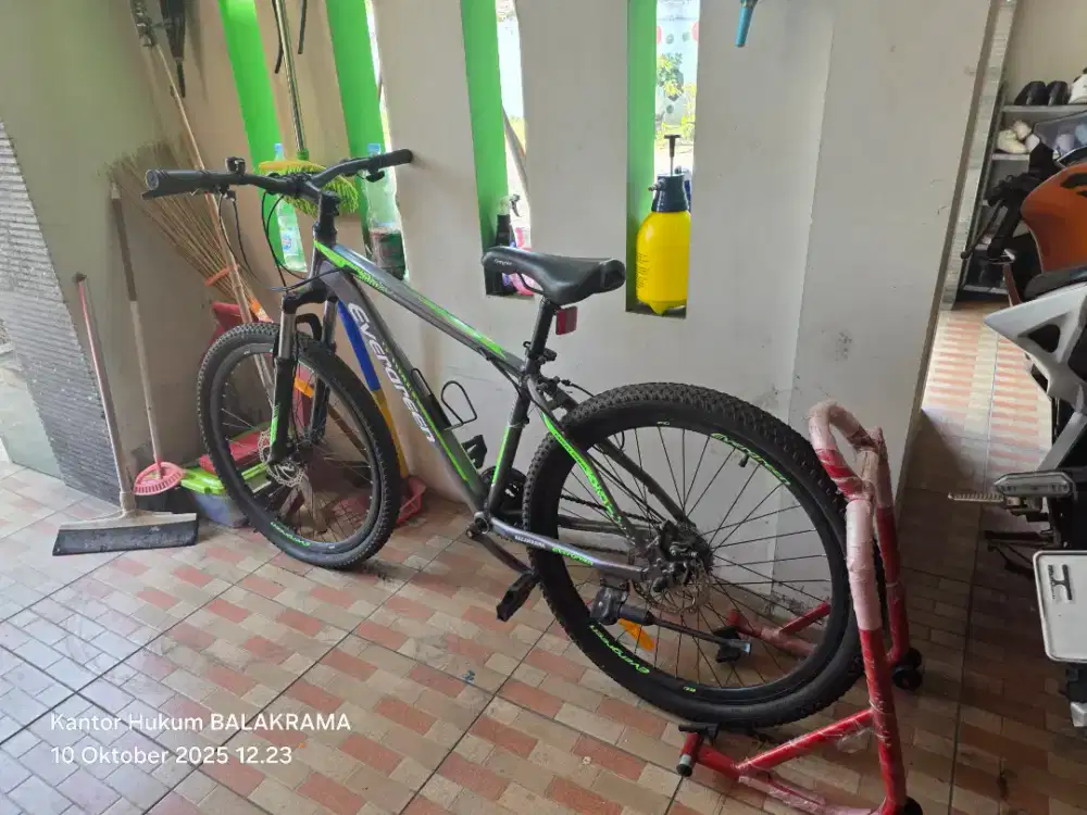 Sepeda Gunung kalau gak salah Alumunium