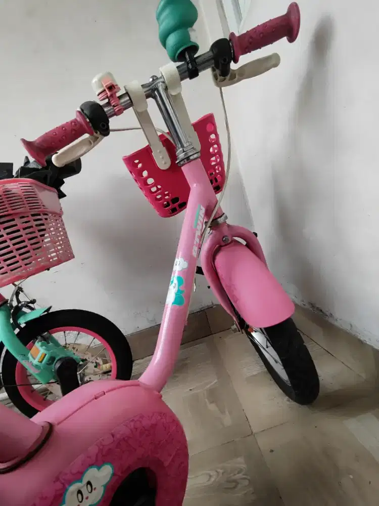 Sepeda anak btwin unicorn dan sepeda ungu