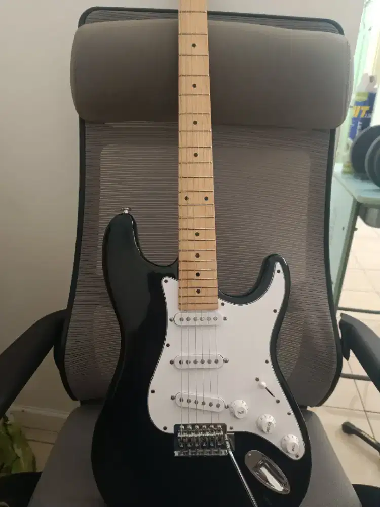 Fs bu gitar listrik stratocaster dr kowe, masi bagus bisa nego