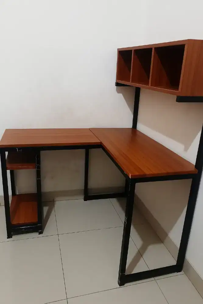 Meja kerja serba guna
