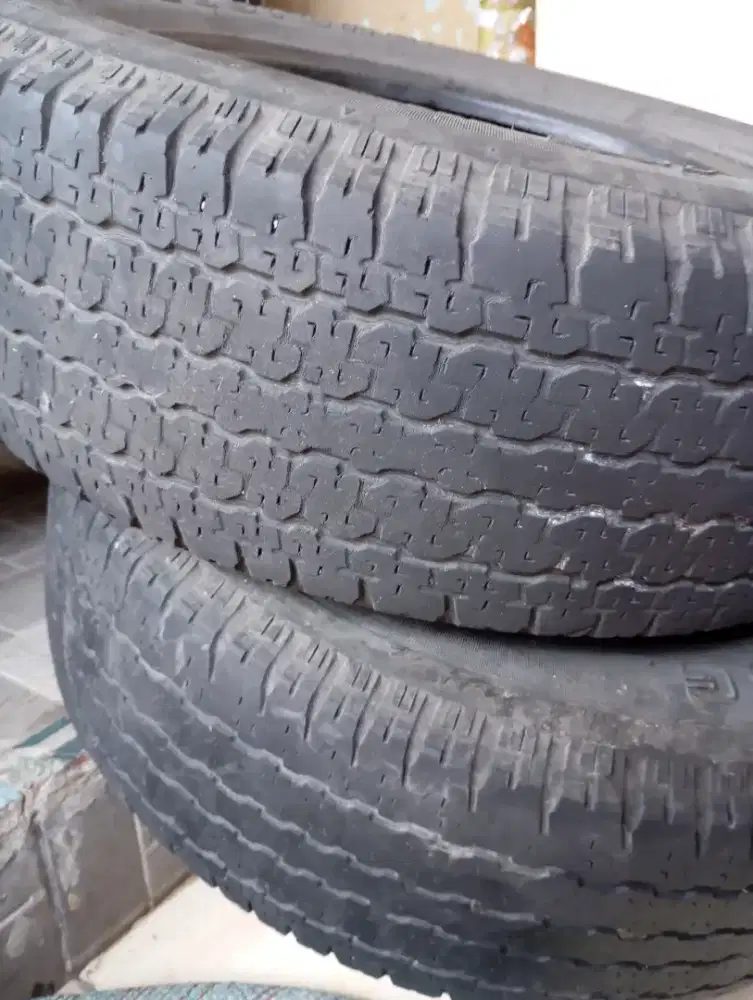 Ban bekas uk215/65R-R16 kondisi 90 persen