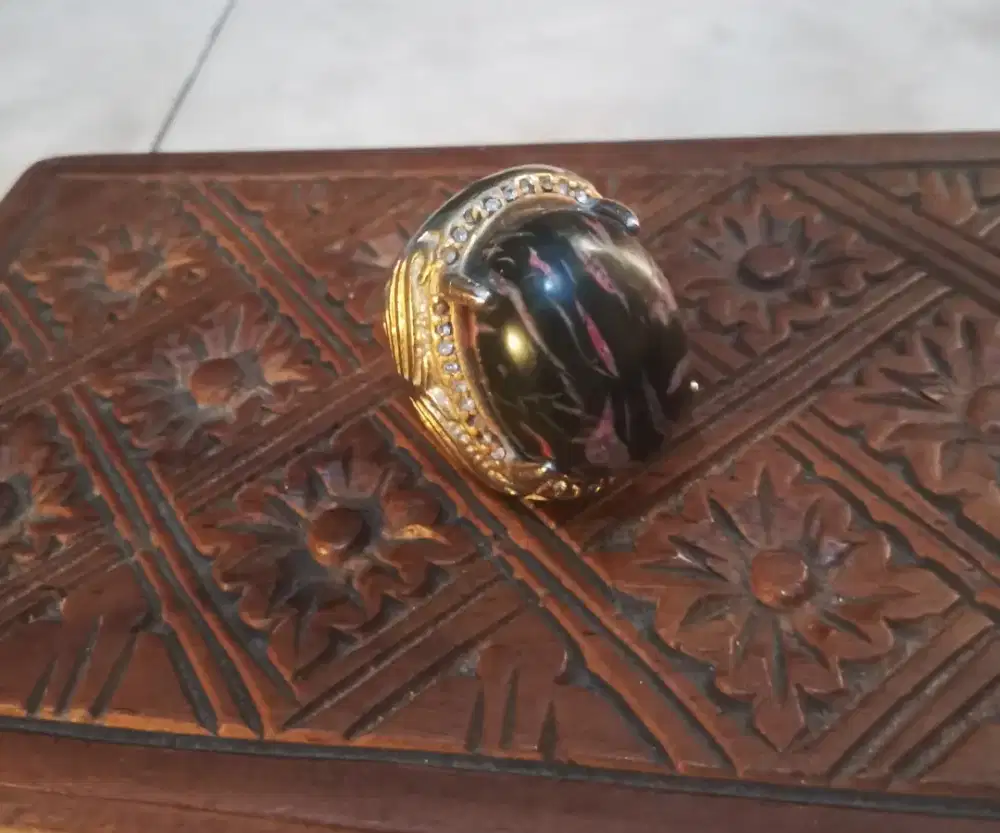 Cincin fosil unik natural.