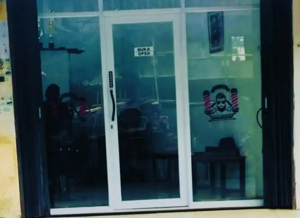 Pintu kaca bekas usaha pangkas rambut