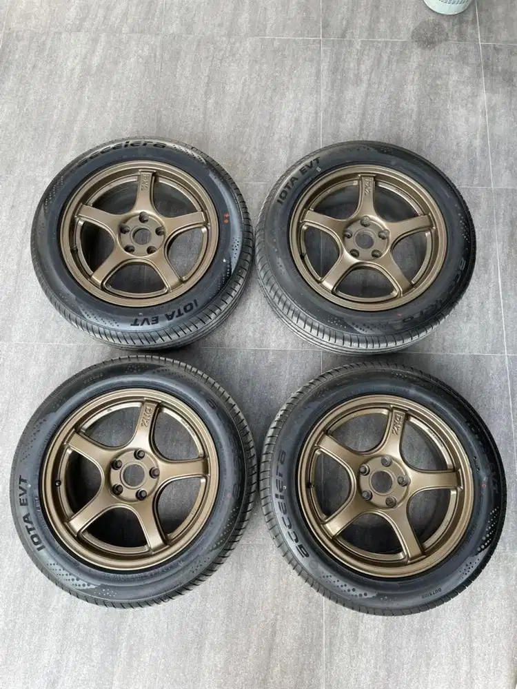 Velg DNZ R17 + Ban Accelera Iota EVT