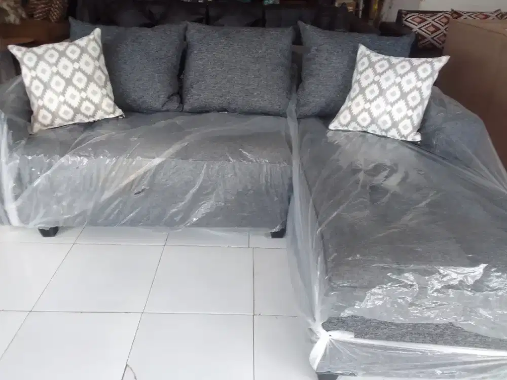 Sofa L kapsul warna abu2 tua bunus bantal besar 3 kecil 2