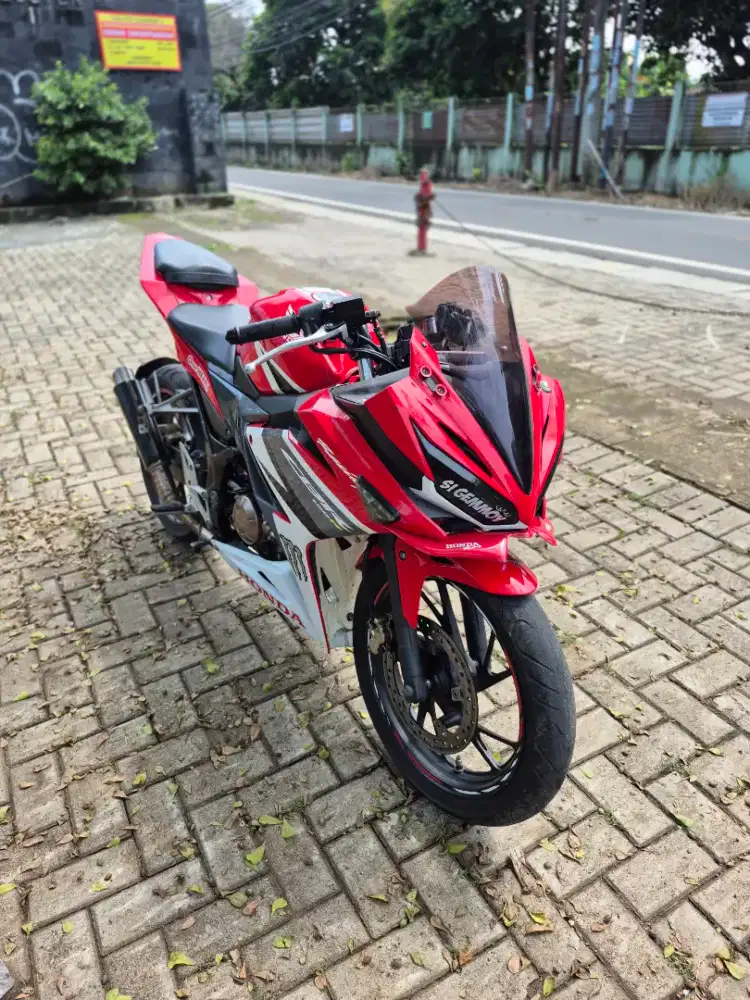 Dijual Honda CBR 150R Facelift tahun 2017 surat lengkap mesin bagus