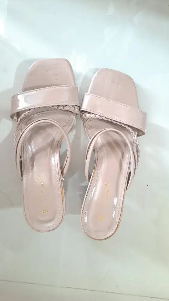 Sandal sepatu wanita