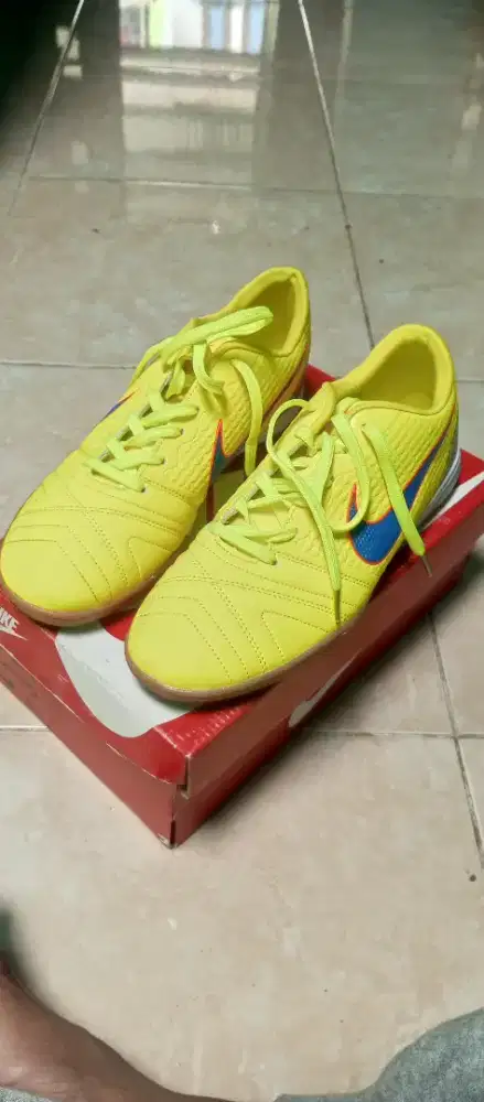 Sepatu futsal kuning