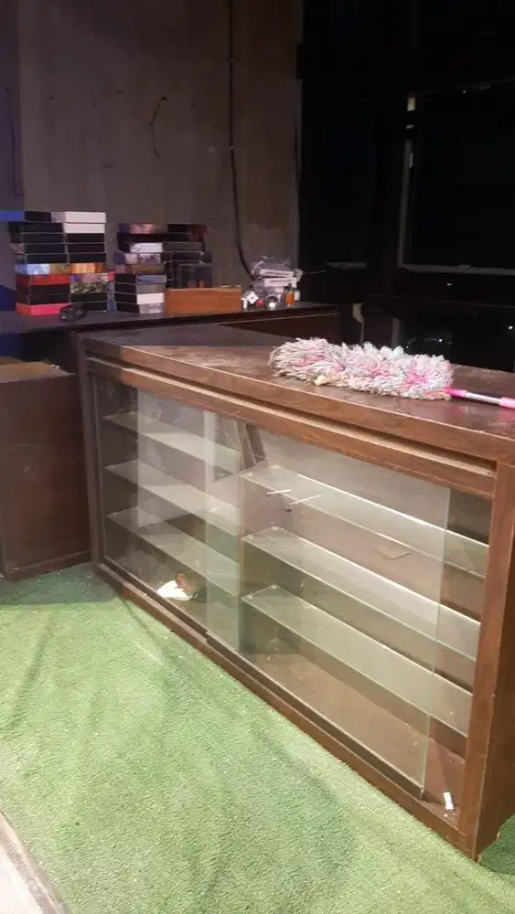 Buffet kayu dan kaca