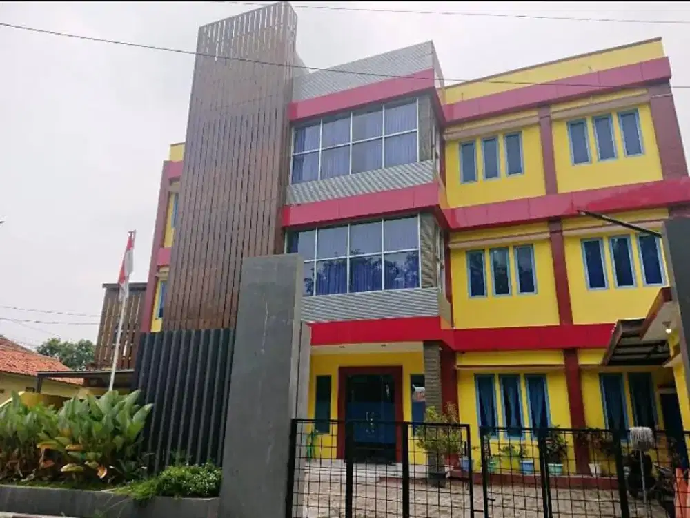 Gedung 4 lantai di Pusat Kota Cirebon