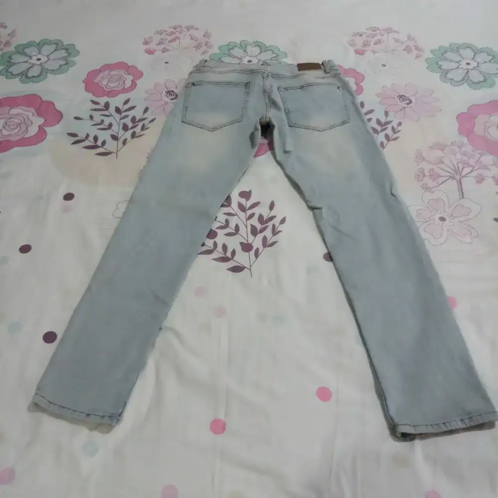 Celana Jeans Pull & Bear Panjang Pria Size 32 Warna Biru Muda
