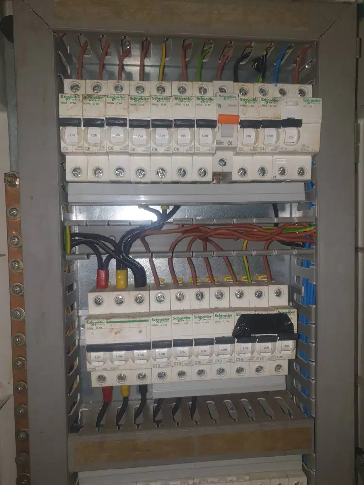 Tukang Listrik dan Elektronik