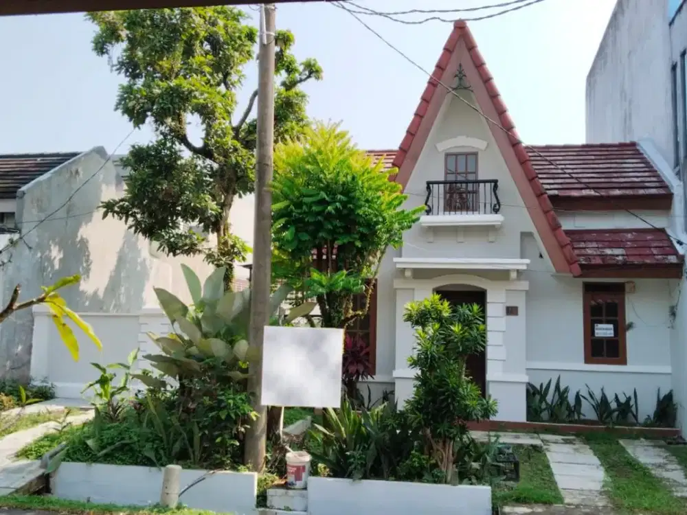 Dijual rumah cantik dengan backyard yang luas sebrang taman budaya sentul