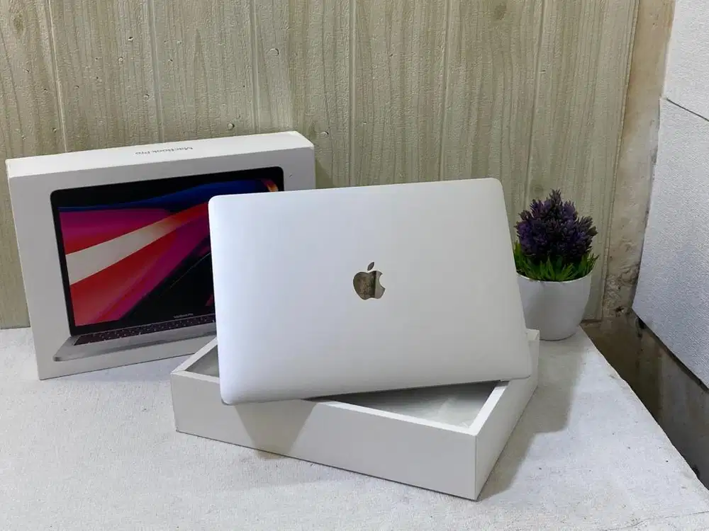 BU Mau Jual MacBook Pro 2020 Retina 13,3-Inch RAM 8GB SSD 256GB Fulset