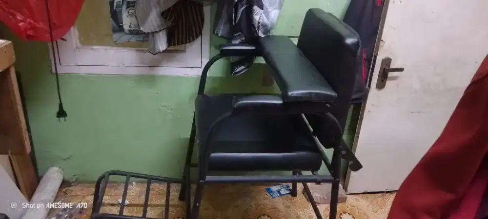 Bangku pangkas rambut dan kaca