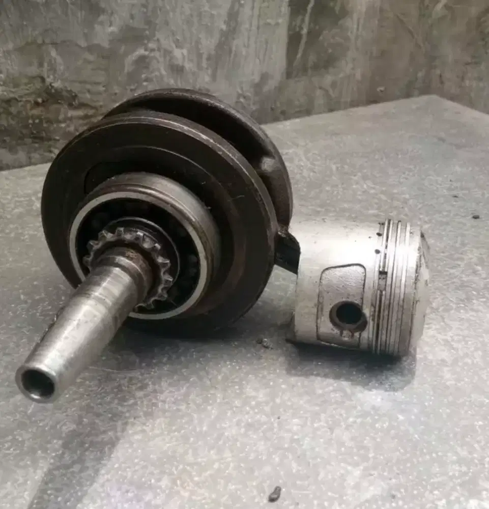 CRUG AS DAN PISTON STD BAWAAN PABRIK C70
