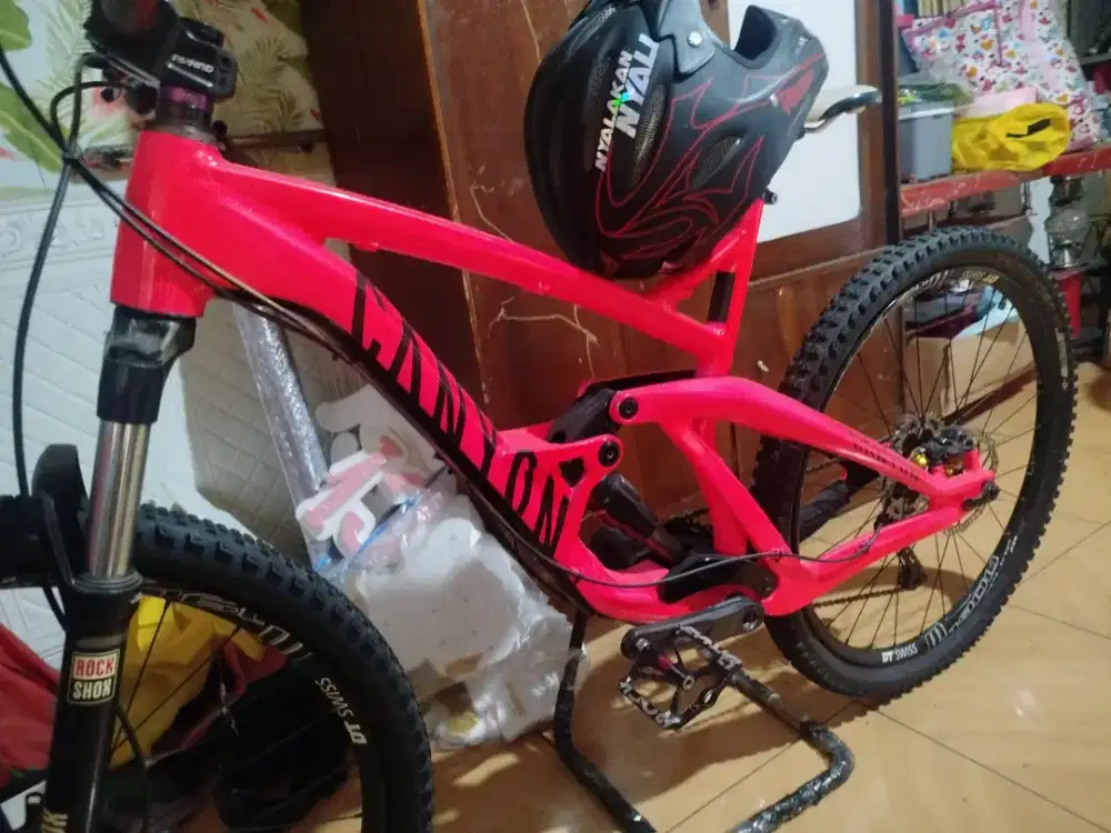 Polygon collosus N6 , helm folker breacket sepeda di mobil