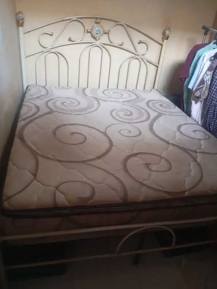 Springbed queen size dan kulkas bekas