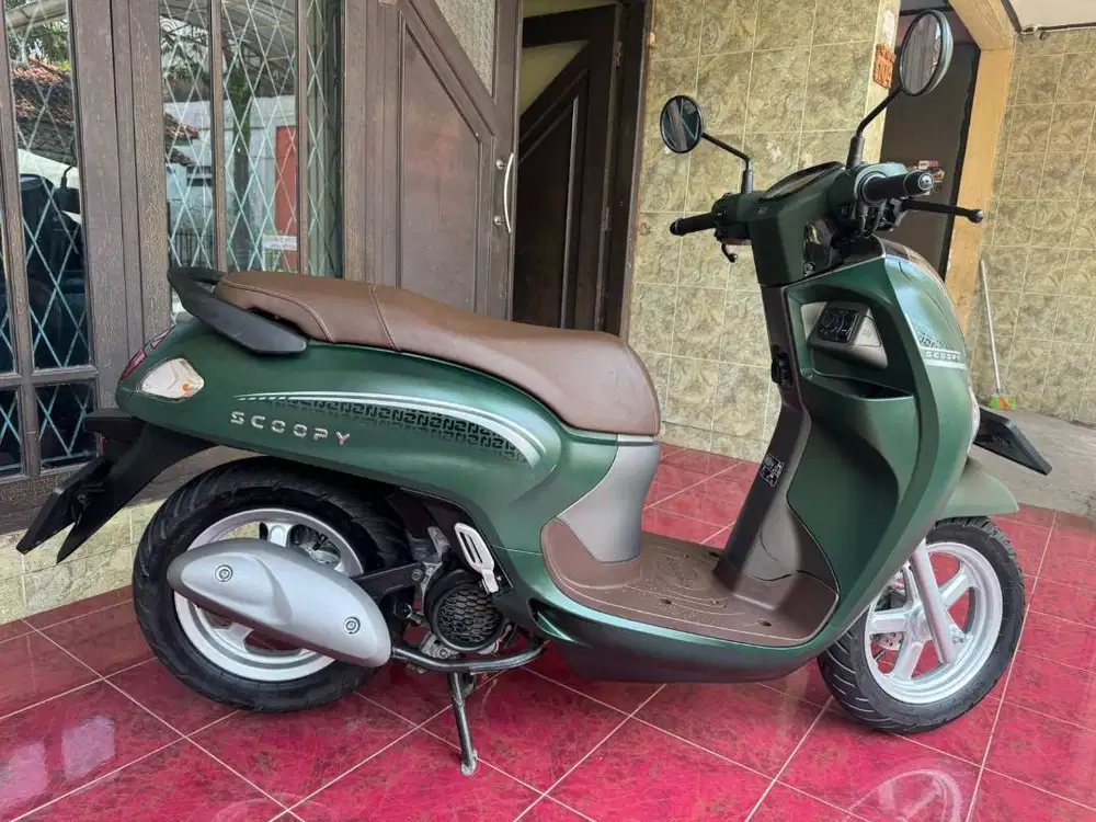Scoopy New Stylish Keyless 2025, km 900 perak