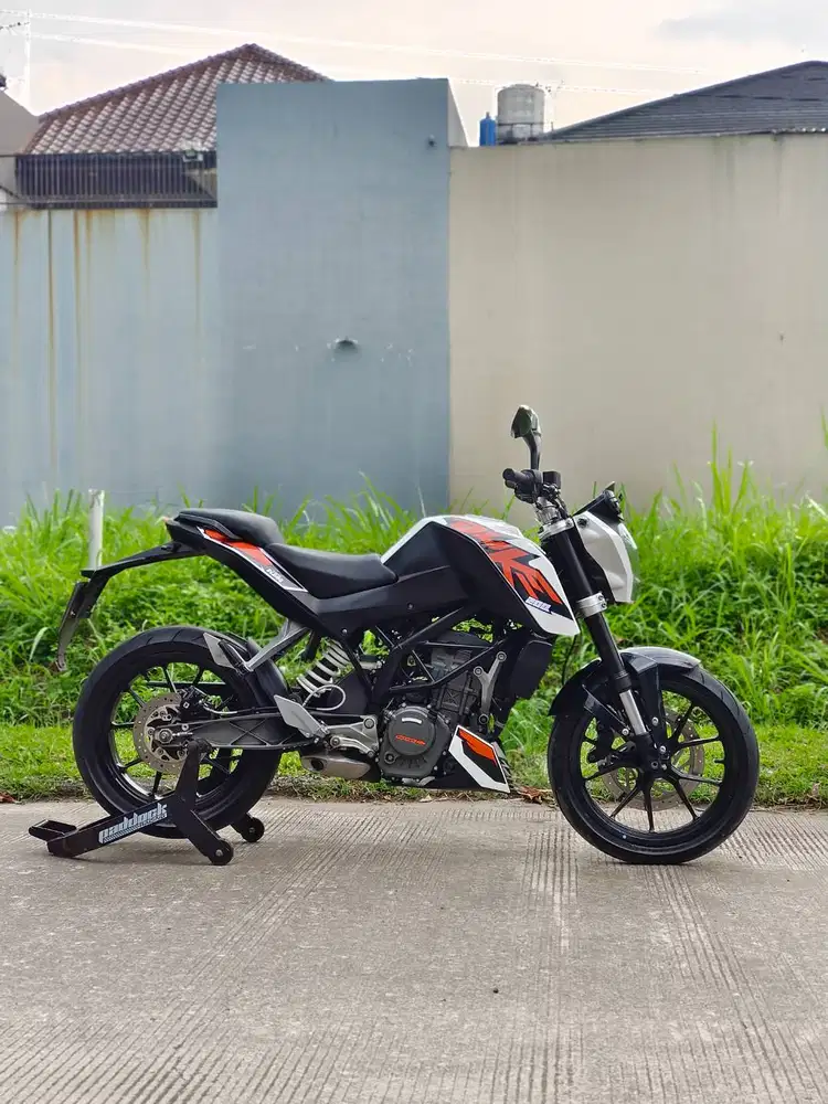 KTM DUKE 200 PUTIH 2017 KM RENDAH PAJAK PANJANG SIAP GAS