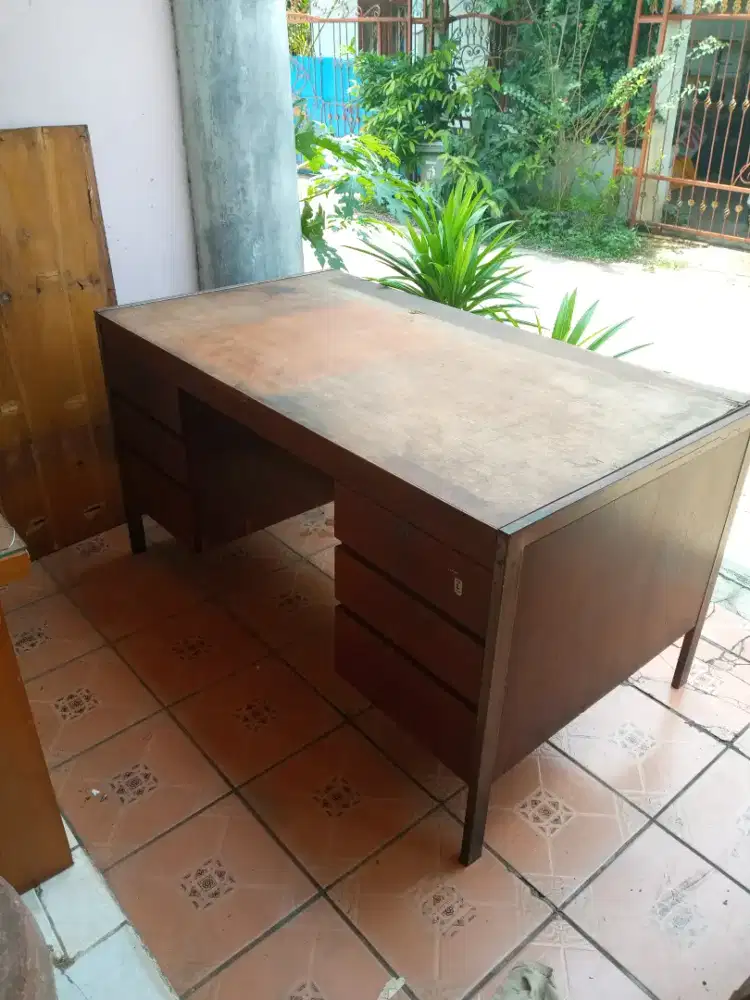 Meja kantor laci 6.kaki besi