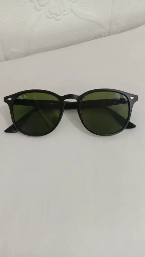 Preloved kacamata hitam Rayban unisex.