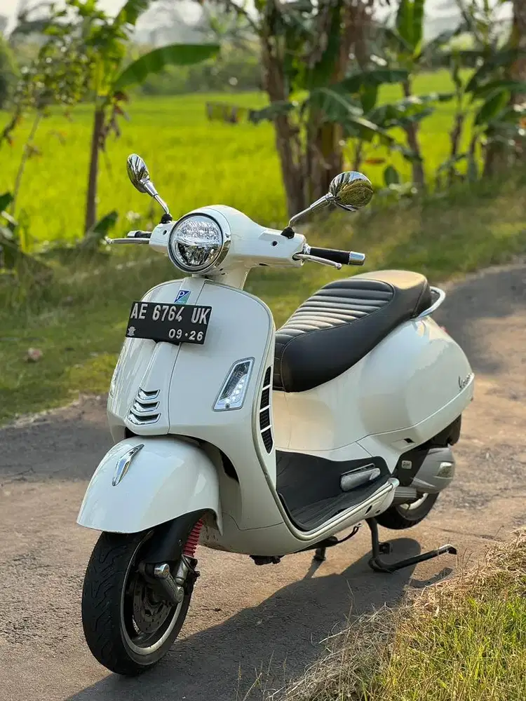 Vespa GTS 2021 iGet 4V putih mutiara Plat AE Tangan Pertama