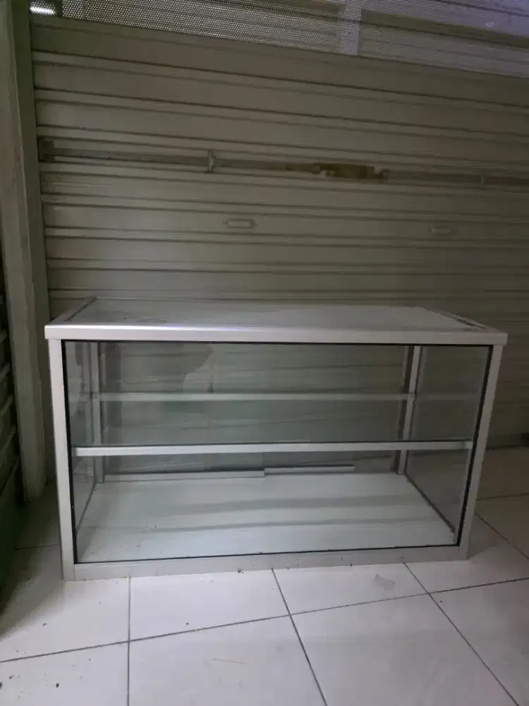 Di Jual Lemari Kaca / Etalase Kaca