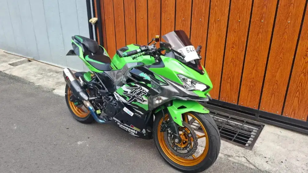 KAWASAKI NINJA 250 FI 2018 MULUS SEHAT BANYAK BONUS SURAT LENGKAP