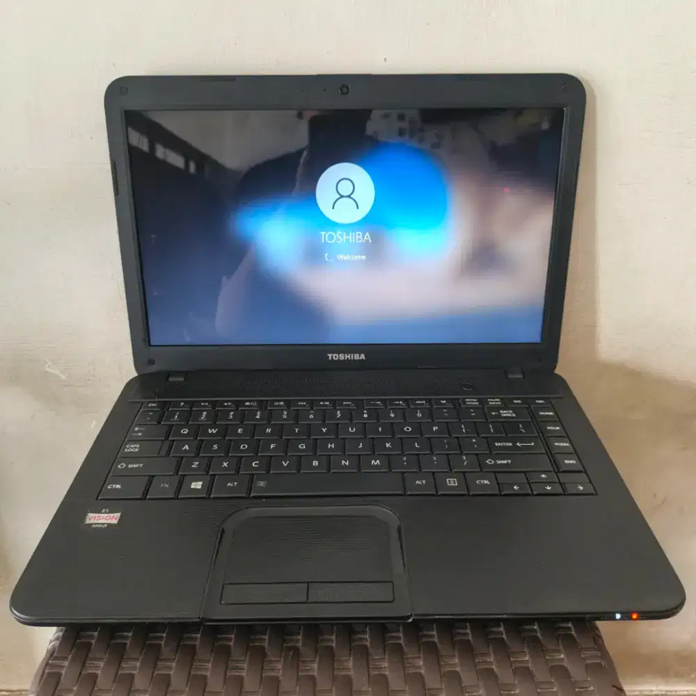 JUAL LAPTOP TOSHIBA SATELITE C800D AMD E1-1200 RAM4GB,HDD320GB