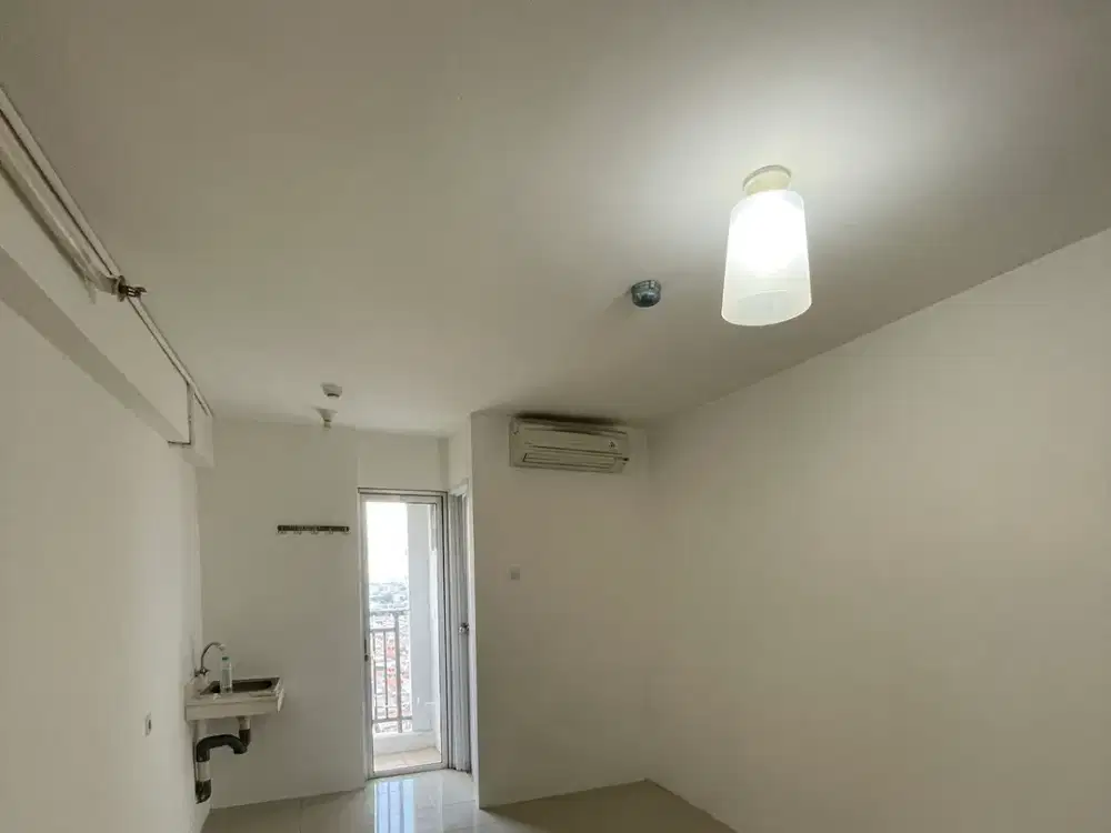 Disewakan Tipe Studio Pertahun. Free IPL. Sudah AC dan Sink. Jakarta.