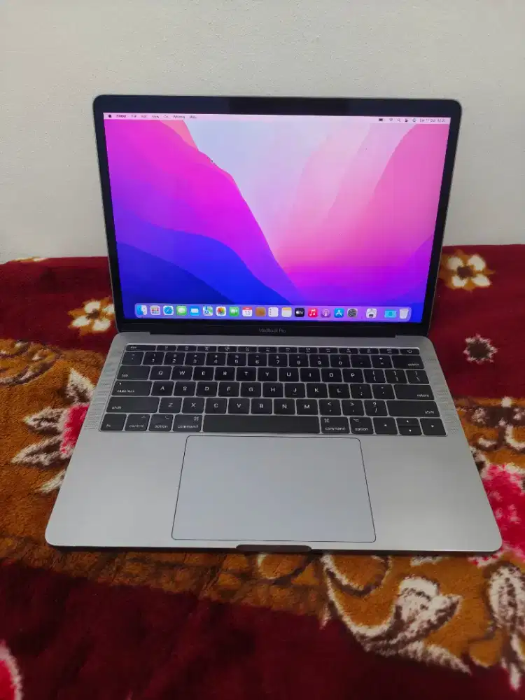 Macbook pro 13 inch 2017 i5 8/256
