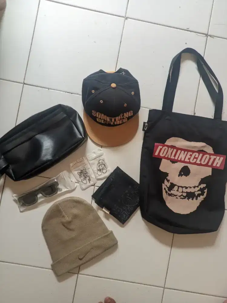 snapback h&m, kalung