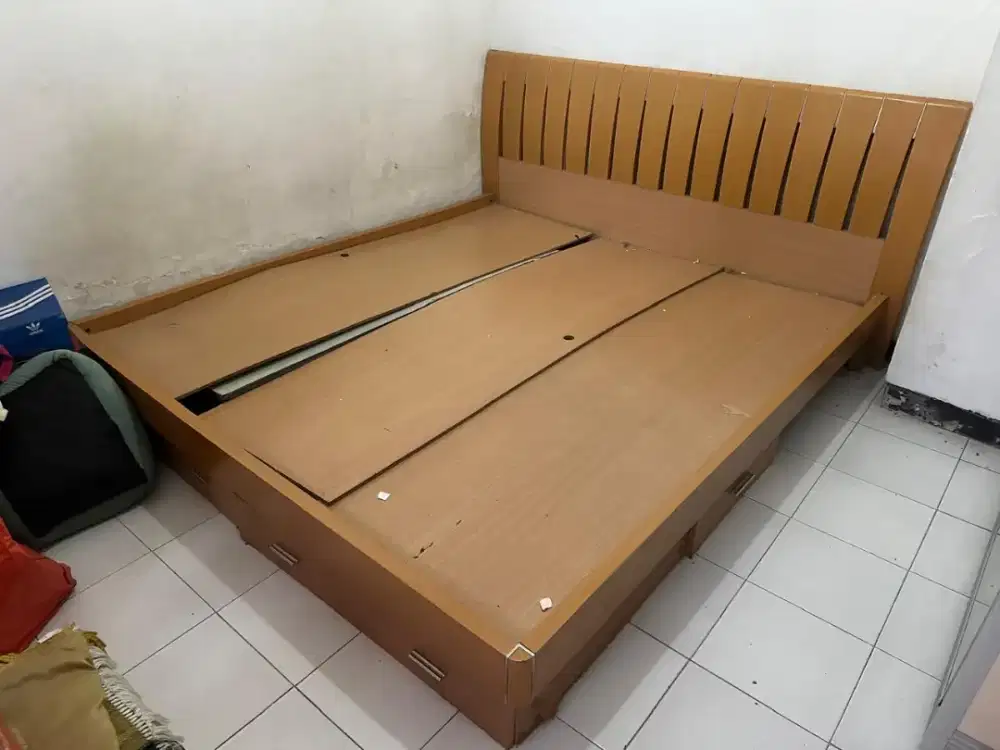 Dipan kayu  uk 180 x 200