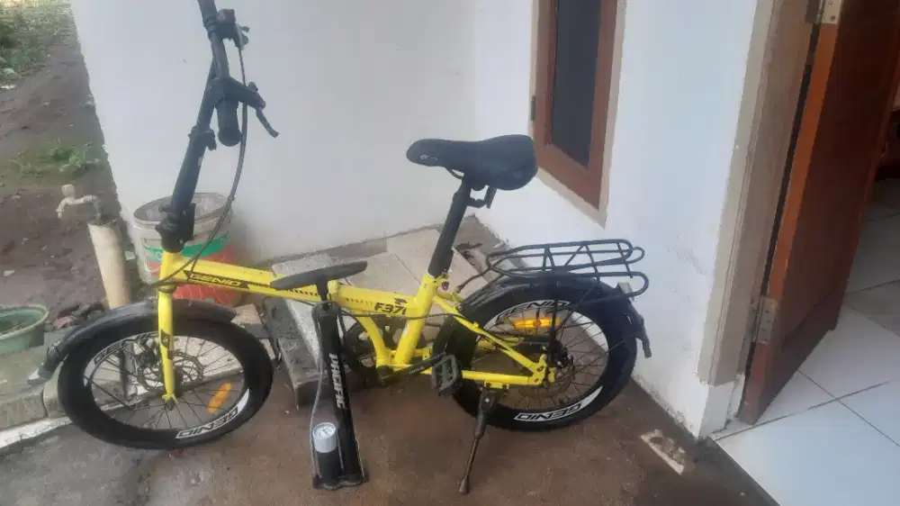 Sepeda warna kuning & pompanya