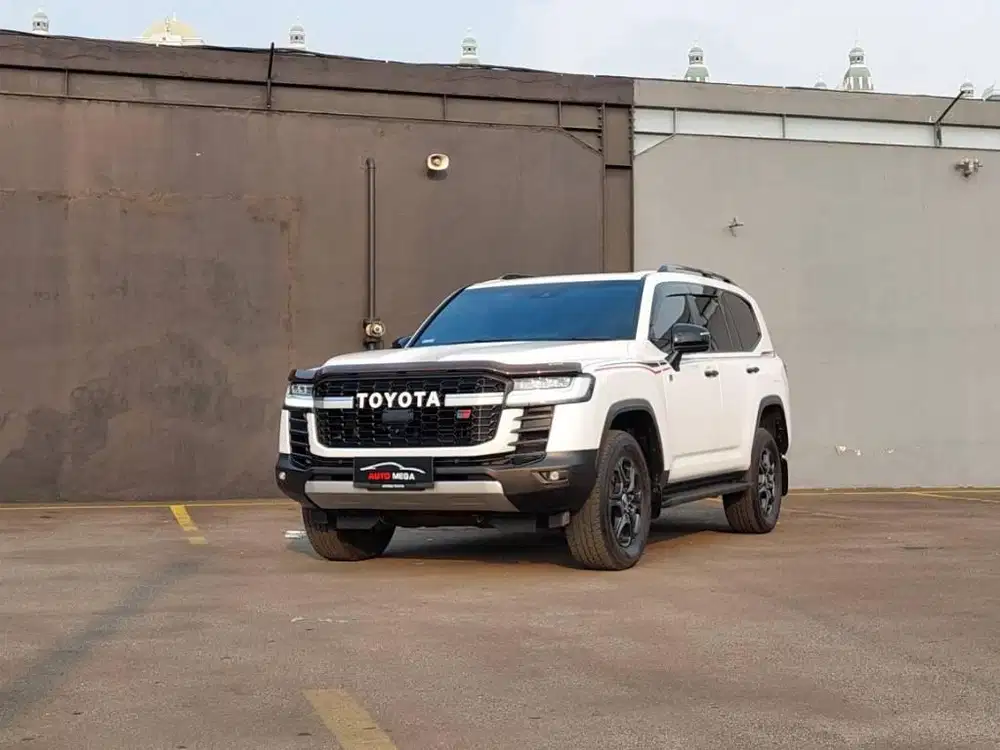 Toyota Land Cruiser 300 LC300 GR-Sport 2024 white on black