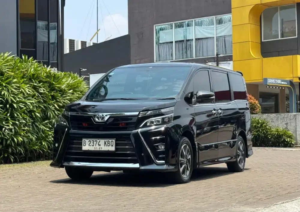 Toyota Voxy 2.0 Matic Triptonic A/T 2018 Hitam Pemakaian 2019