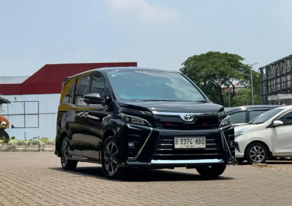 Toyota Voxy 2.0 Matic Triptonic A/T 2018 Hitam Pemakaian 2019