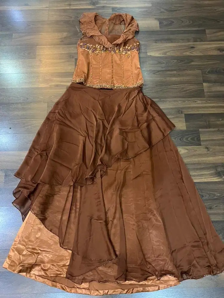 dress warna coklat dengan payet