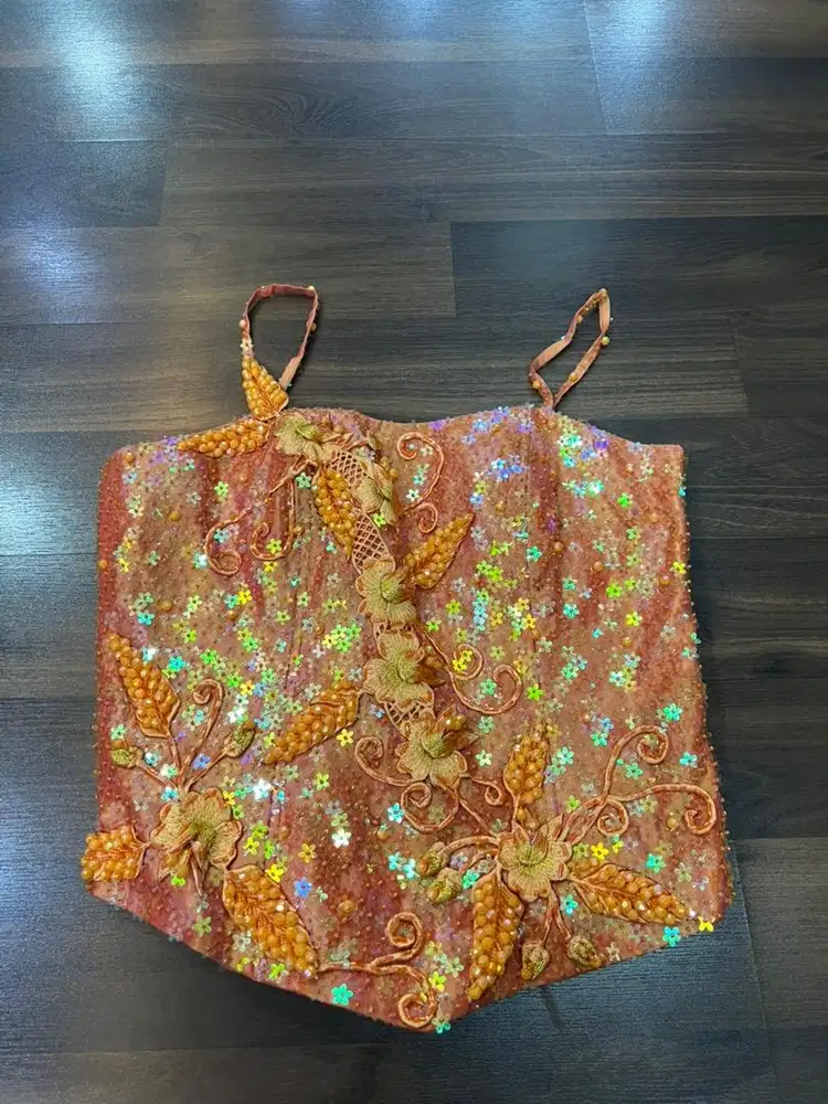 dress pesta warna orange emas