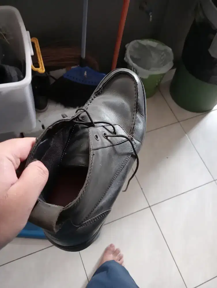 Sepatu boot hitam