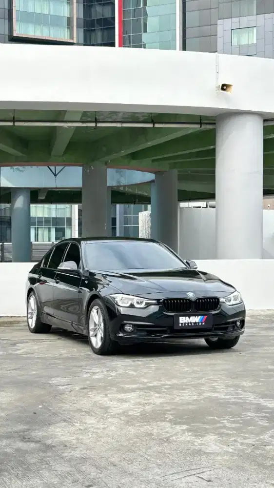 BMW 320i Sport Shadow 2.0 Bensin AT 2019