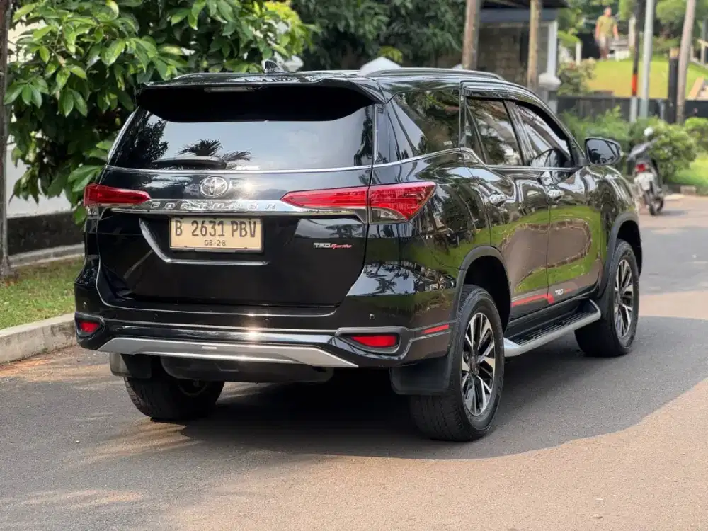 Fortuner 2.4 VRZ TRD AT 2018 Hitam