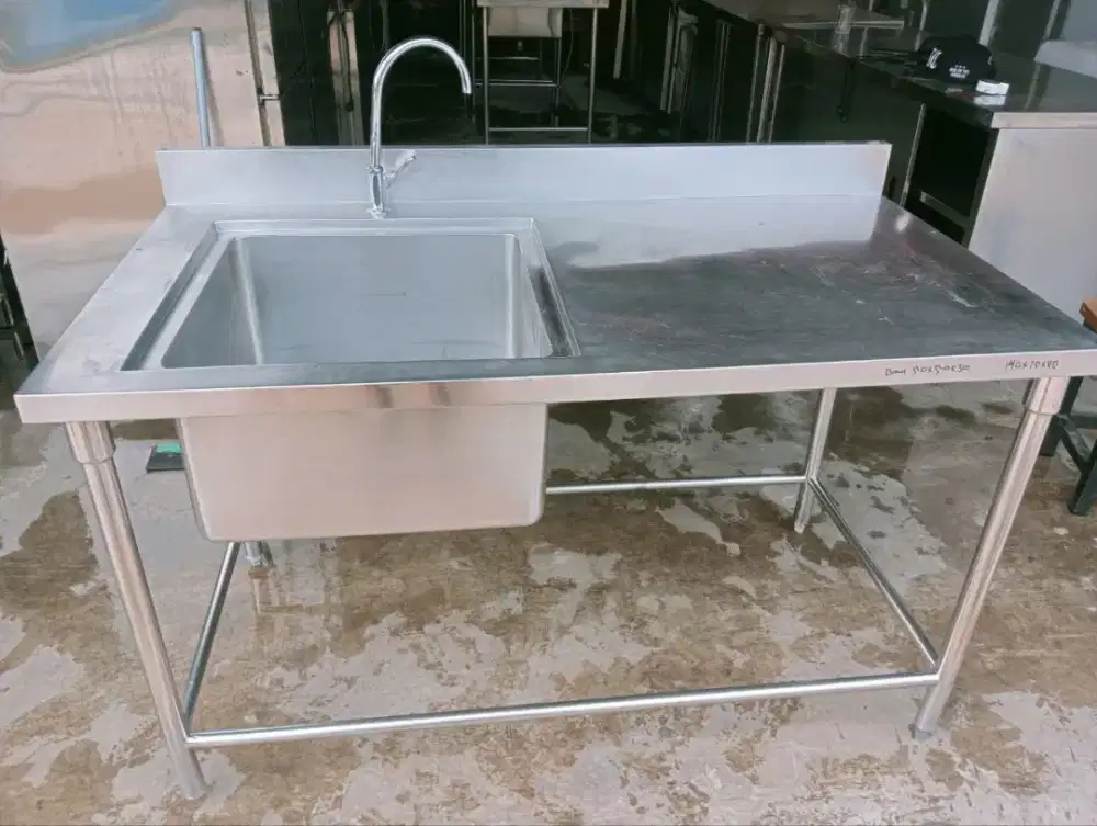 Sink sayap kanan
Ukuran P 140 L 75 T 85
Lubang P 50 L 50 T 30