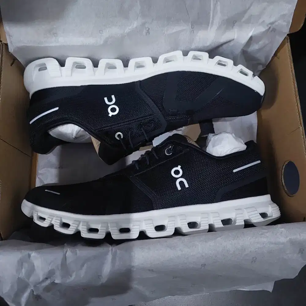Sepatu Running On Cloud 6 Black & White