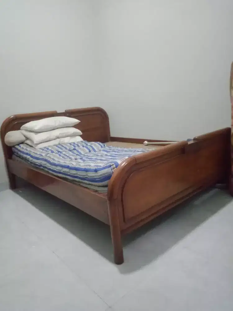 Tempat tidur jati