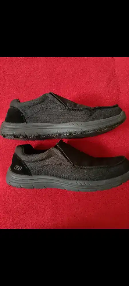 Sepatu Skechers Hitam