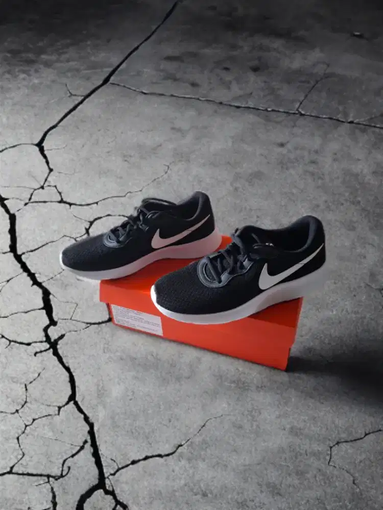 SEPATU NIKE TANJUN ORIGINAL BLACK WHITE DIJUAL KARENA GAK KEPAKAI