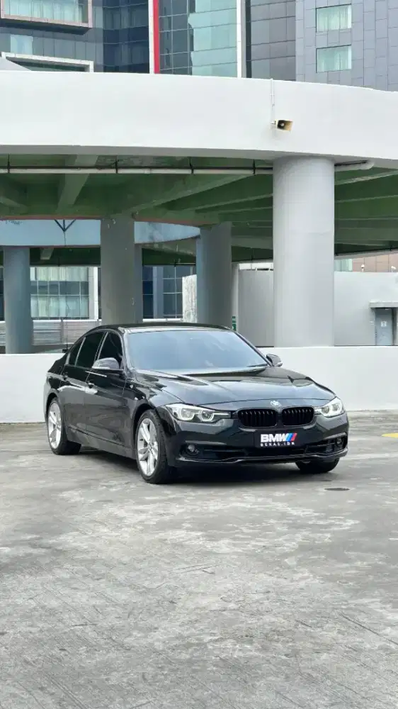 BMW 320i Sport Shadow Bensin 2.0 AT 2019.